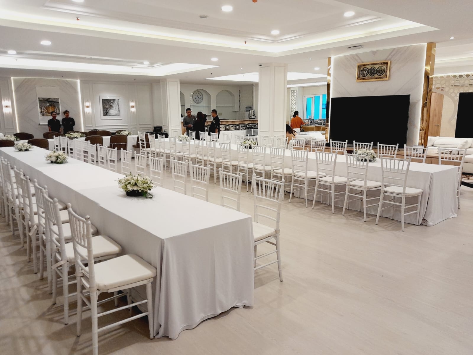 Menyewakan Kursi Tiffany Area Lebak Bulus